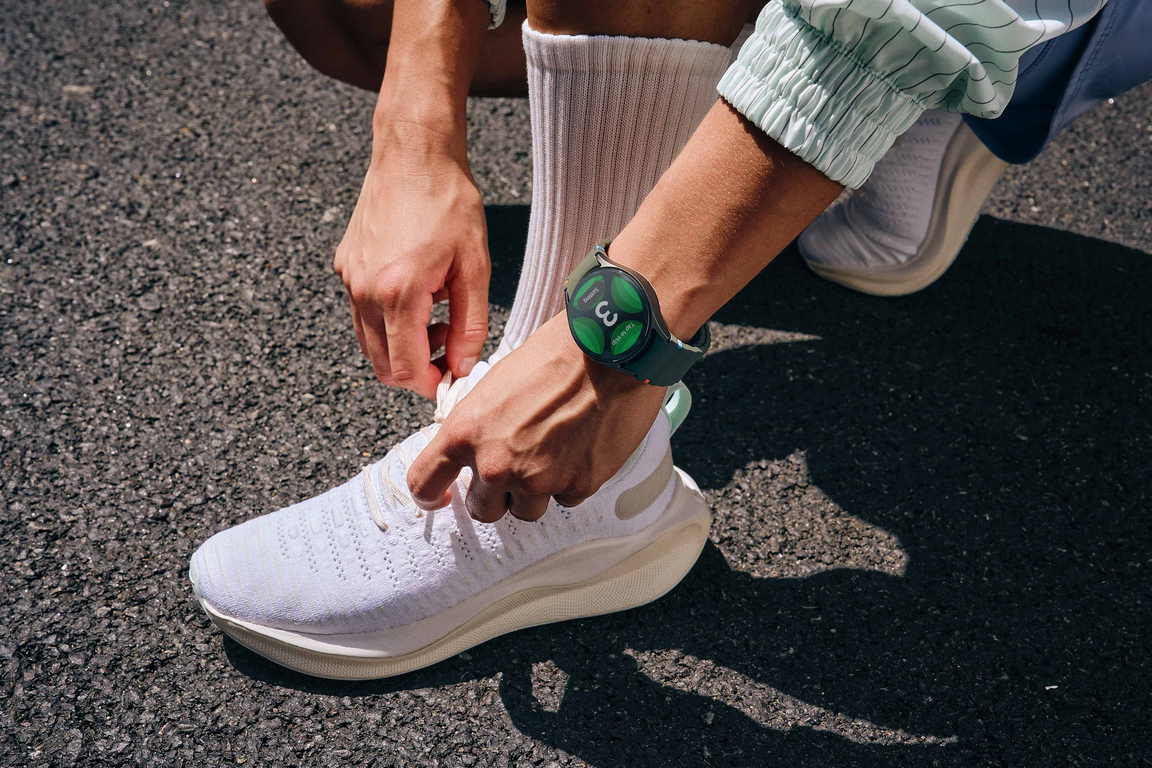014 lifestyle galaxy watch7 green running 1