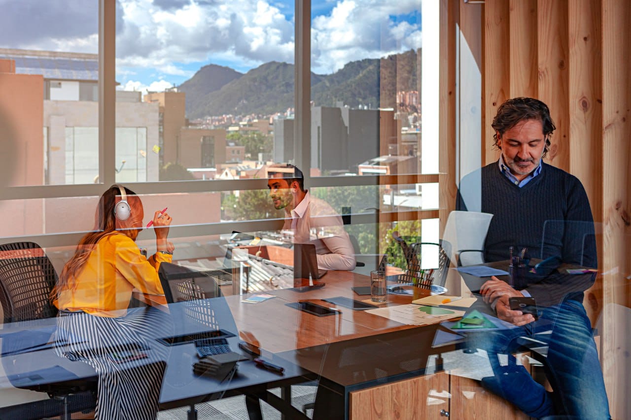 La cercanía al lugar de trabajo, la calidad de vida y el acceso a espacios de coworking son factores clave en el modelo de trabajo híbrido. Foto: Suministrada a Tuiteros Boyacá por WeWork.