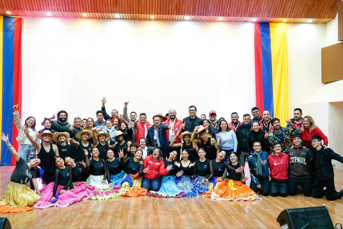 A través de Funigualdad, que es el fondo que maneja el Ministerio de Igualdad, Héctor Chaparro consiguió más de 200 millones para tiquetes y vestuario de 24 niños, niñas y jóvenes, entre los 14 y los 28 años. Foto: Suministrada.