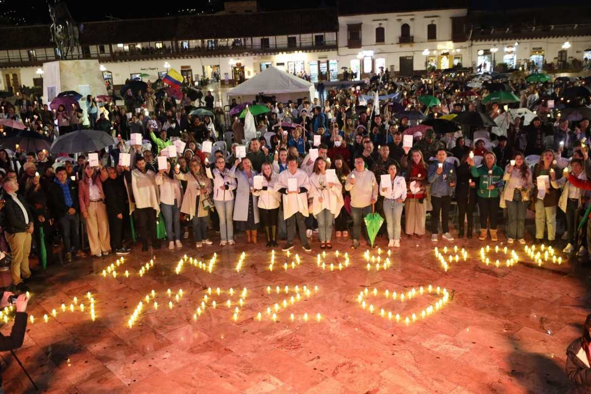 Cientos de boyacenses se dieron cita en la Plaza de Bolívar de Tunja en la Velatón por lavida, para orar por la salud de Miguel Uribe Turbay y enviar un mensaje de rechazo a los violentos. Foto: Gobernación de Boyacá