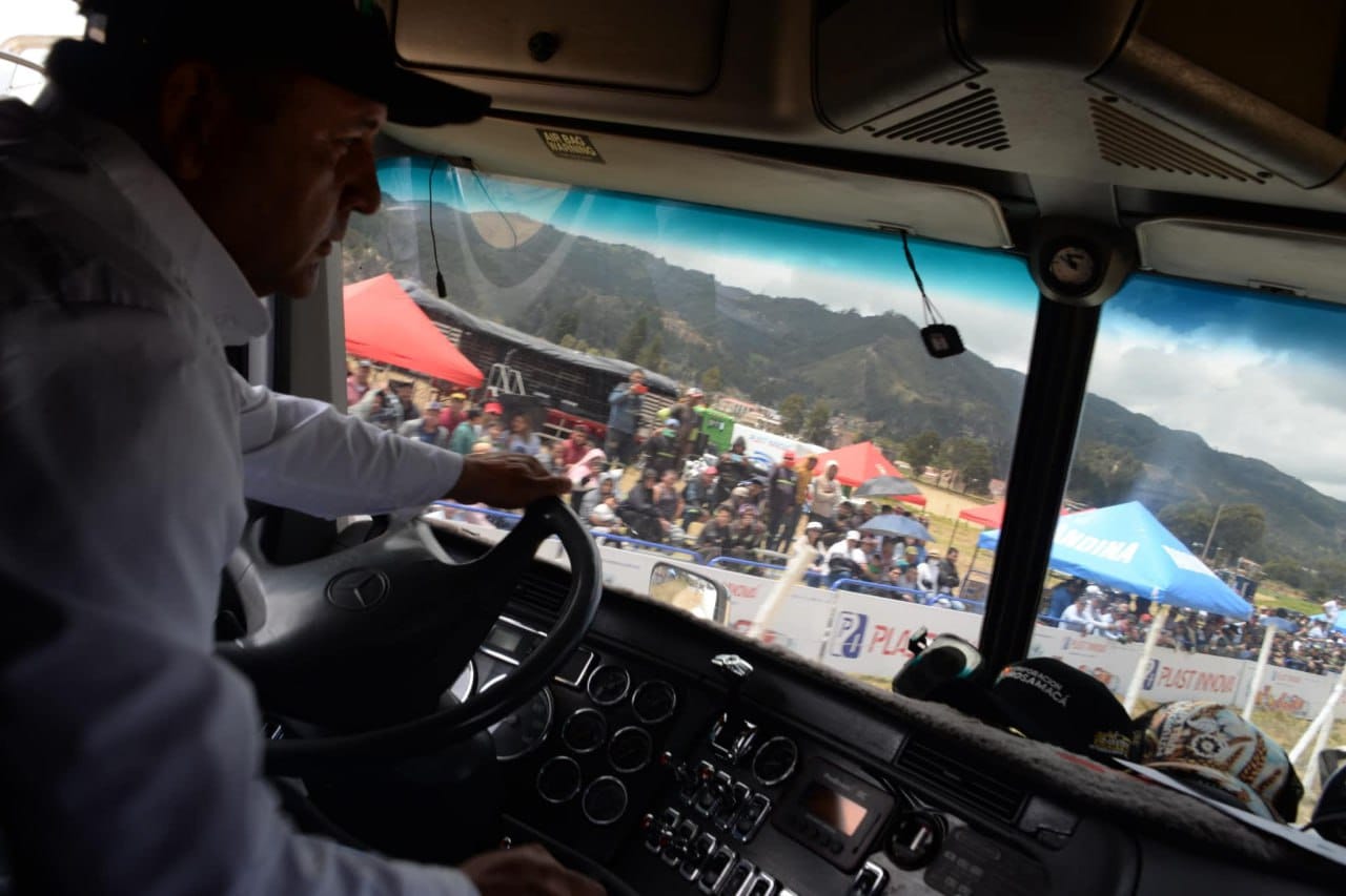 Alcalde Samaca manejando tractomula 1