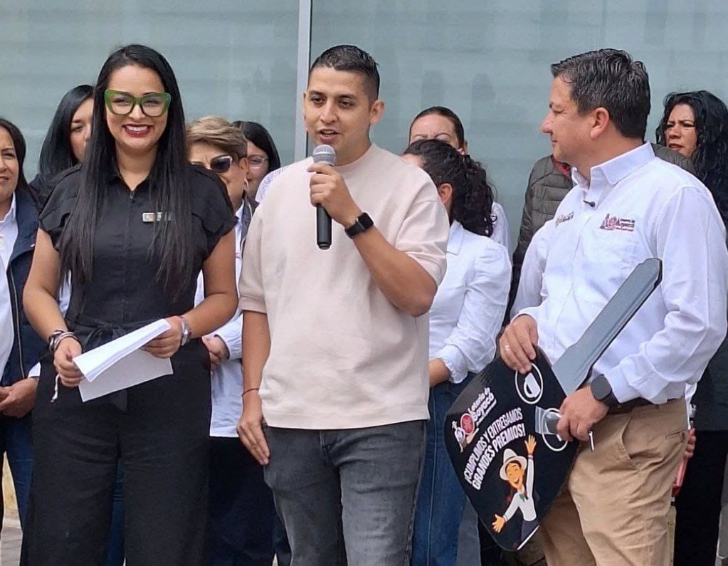 Un joven de nombre Diego Fernando recibió la camioneta Toyota que se ganó con la compra del billete de aniversario de la Lotería de Boyacá. Foto: Lotería de Boyacá.