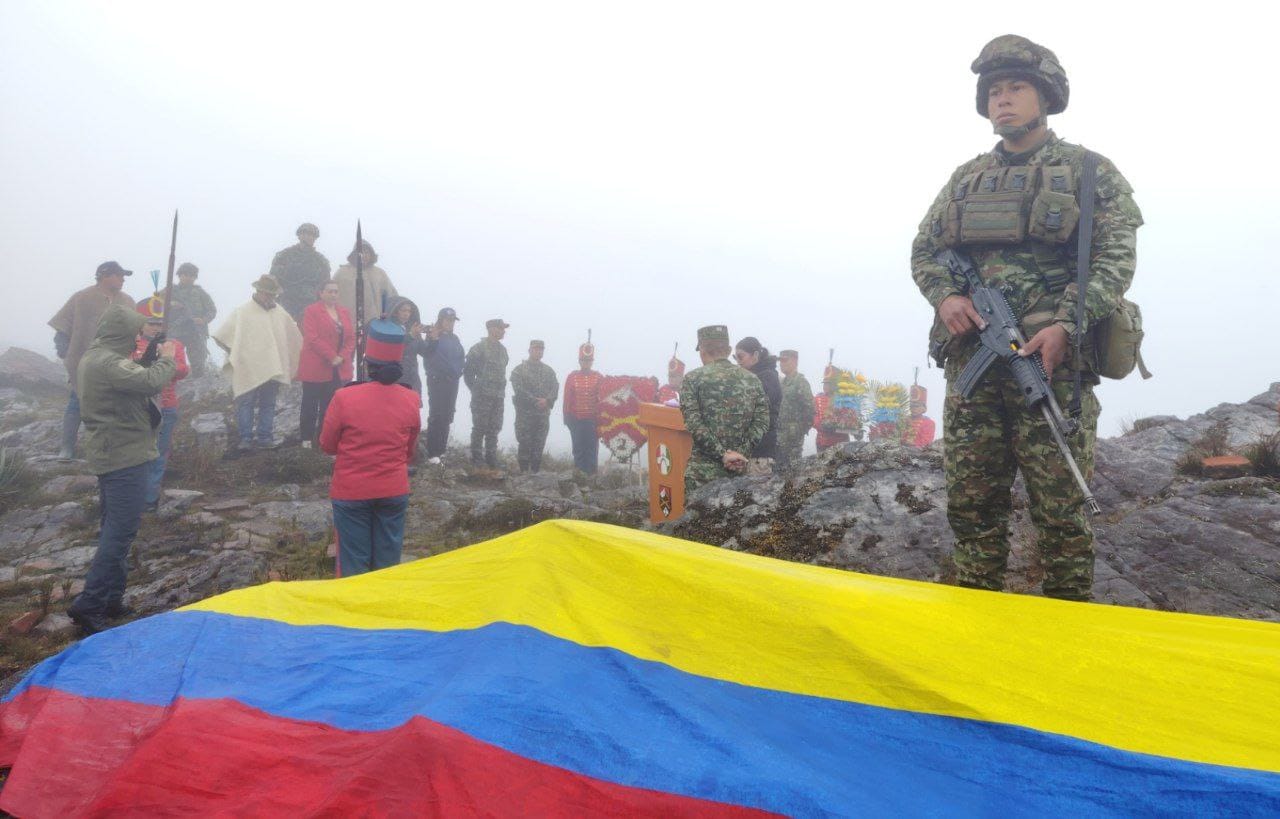 Soldados de la Primera Brigada adelantaron un emotivo acto conmemorativo en honor al Ejército Libertador, al cumplirse 206 años de su paso por las cumbres del Páramo de Pisba. Foto: Primera Brigada.