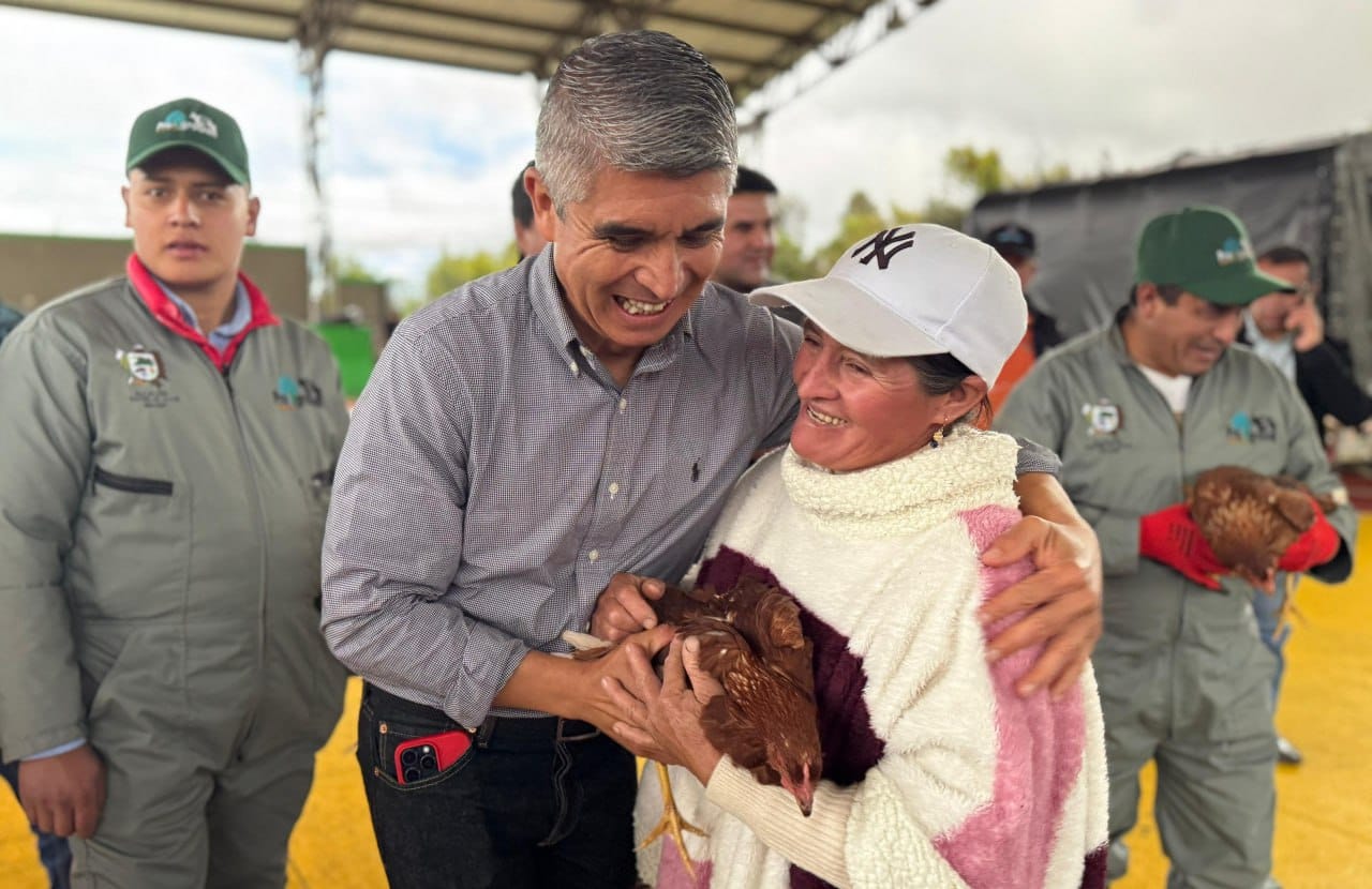Cada una de las 300 familias, beneficiadas hasta el momento, recibió 10 gallinas ponedoras, además de insumos y acompañamiento técnico como parte del proyecto de la alcaldía. Foto: Prensa alcaldía de Samacá.