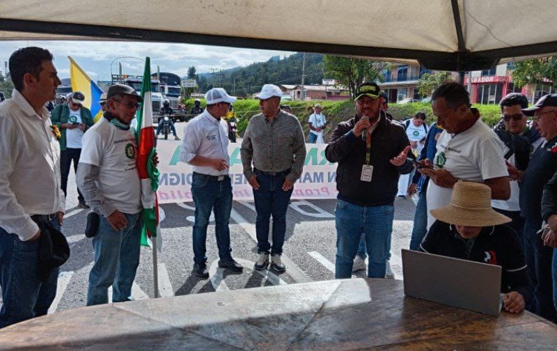 Como ocurrió hace dos meses, este martes vuelven los trabajadores sindicalizados de Gensa y varios de otras termoeléctricas a reclamar por la situación que enfrenta Termopaipa. Foto: Archivo particular.