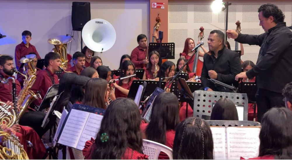 Más de 60 niños y jóvenes de la Banda Sinfónica de Samacá, culminaron una masterclass, única junto a Dinkol Arroyo, hijo del mítico Joe Arroyo, y un selecto grupo de los productores y arreglistas. Foto: Prensa Alcaldía de Samacá.