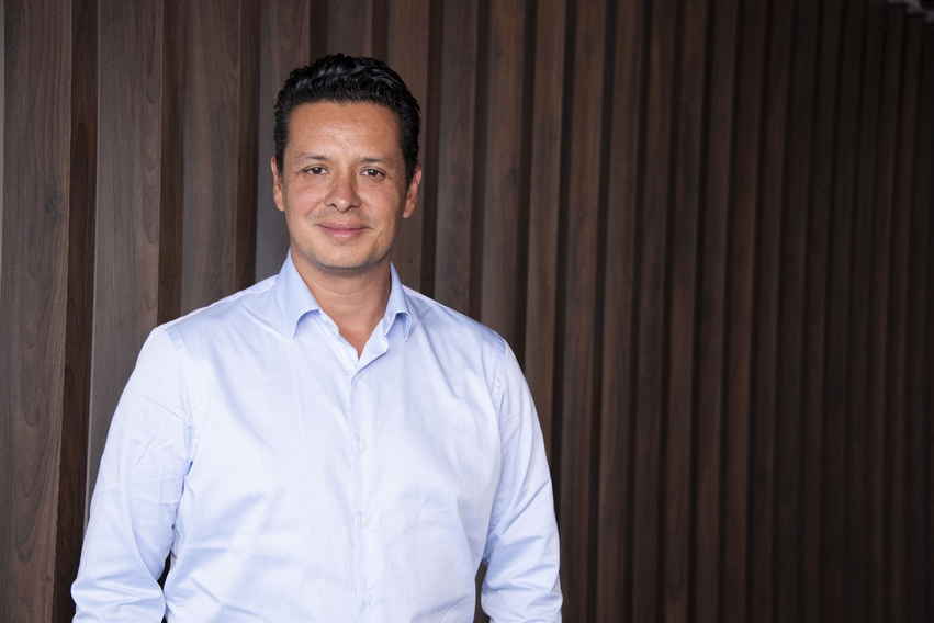 John F. Linares es Ingeniero Financiero, con una sólida formación académica y una destacada trayectoria profesional.