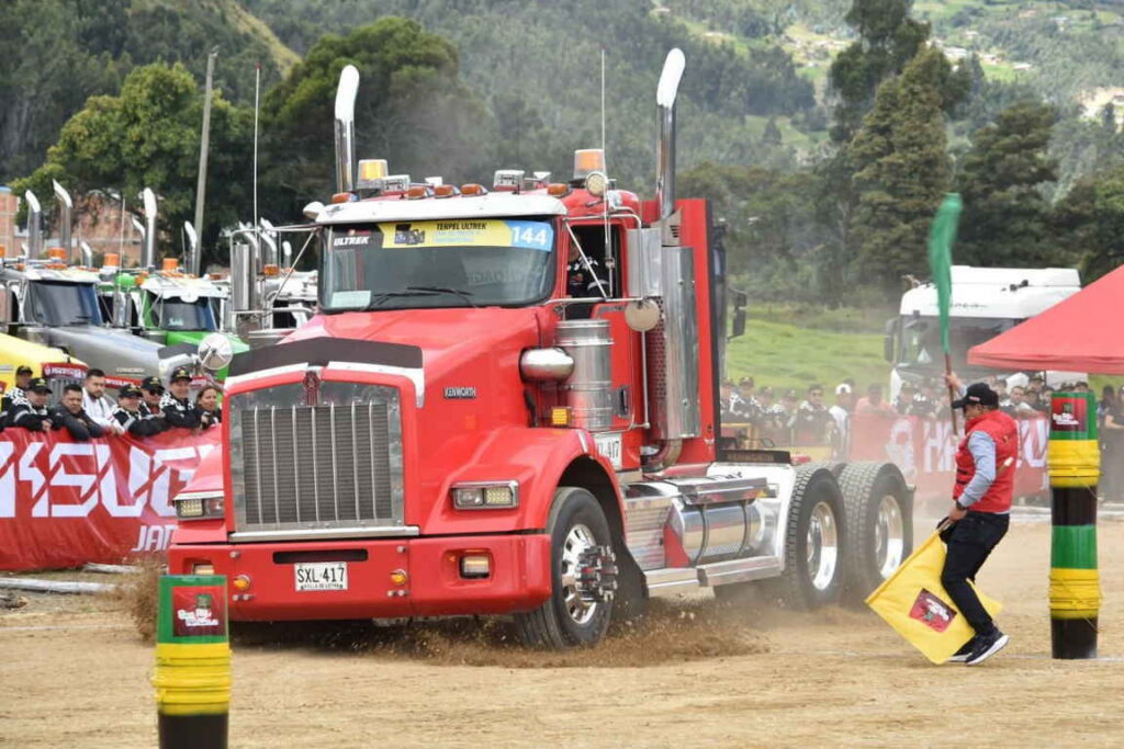 Este sábado, tras las eliminatorias, 45 expertos conductores de tractomulas se medirán en el concurso que es organizado por el gobierno de Wilson Castiblanco Gil y la corporación Prosamacá. Foto: Alcaldía de Samacá.
