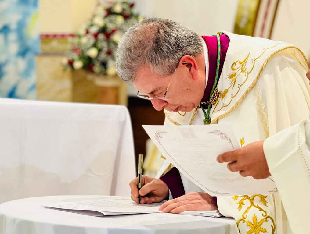 Con la firma de la Carta Apostólica o Bula Papal, monseñor Rolón Güepsa tomó posesión como obispo de Chiquinquirá. Foto: Basílica Nuestra Señora del Rosario.