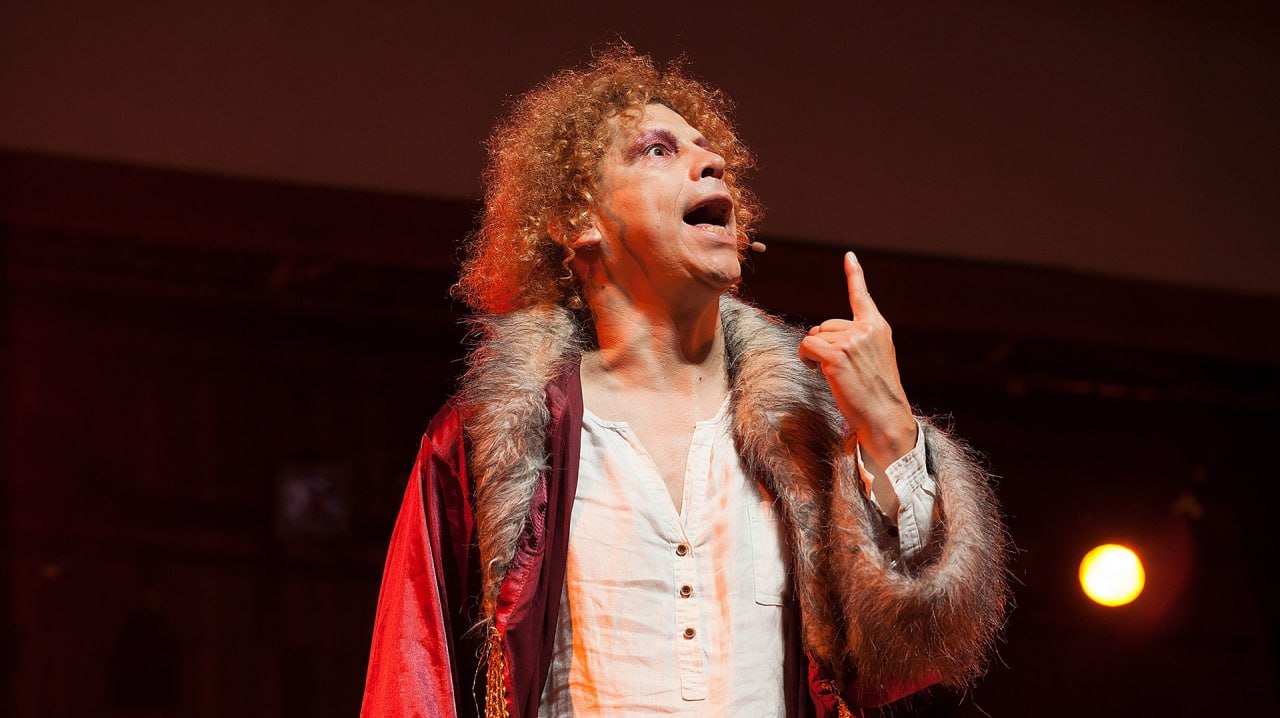 A partir de las 7:00 de esta noche en el Teatro Maldonado de la capital boyacense Primo Rojas presenta ‘El Traductor’, un montaje que combina humor negro y crítica social. Foto: Suministrada a Tuiteros Boyacá.