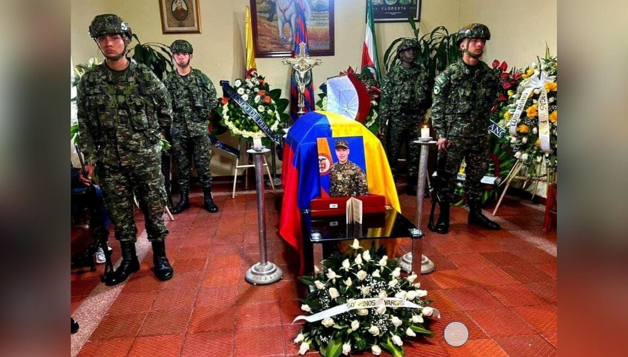 En el recinto del concejo municipal permanece en cámara ardiente el cuerpo del soldado profesional Yamid Araque Cely. Foto: Tuiteros Boyacá.