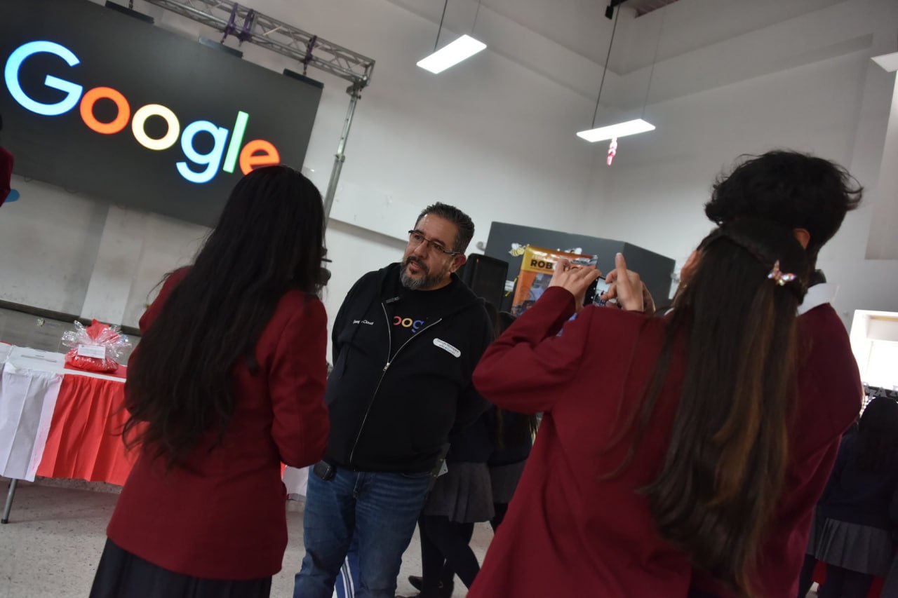 Experto de Google ofreció charlas y talleres prácticos a los niños y niñas acercándolos al mundo de la Inteligencia Artificial en Samacá, donde estudiantes presentaron 500 proyectos de IA. Foto: Alcaldía de Samacá.