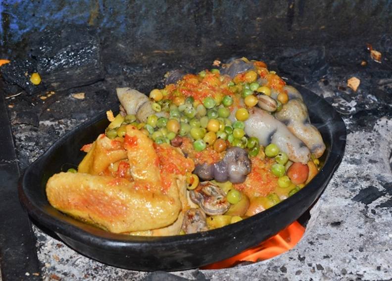 Servido en totuma o plato de barro, el cocido boyacense representa unión familiar y orgullo regional.