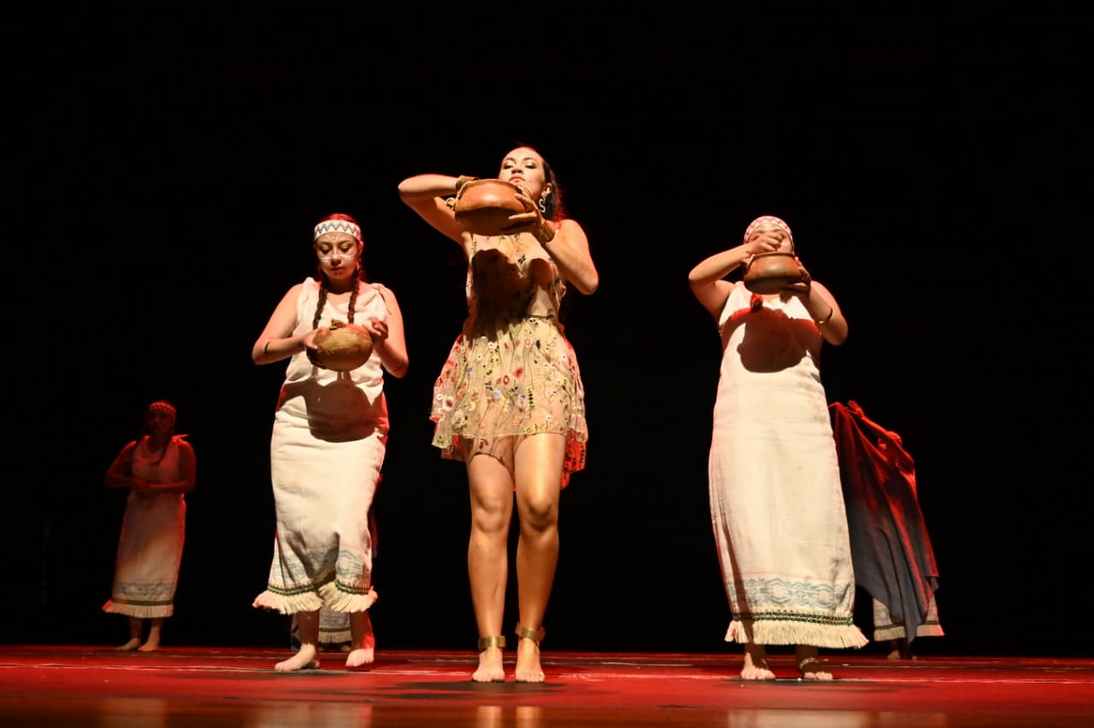 Artistas invitados muestran su entrega sobre el escenario al ritmo de una celebración de la cultura campesina en Tunja. Foto: Prensa FICC 2025