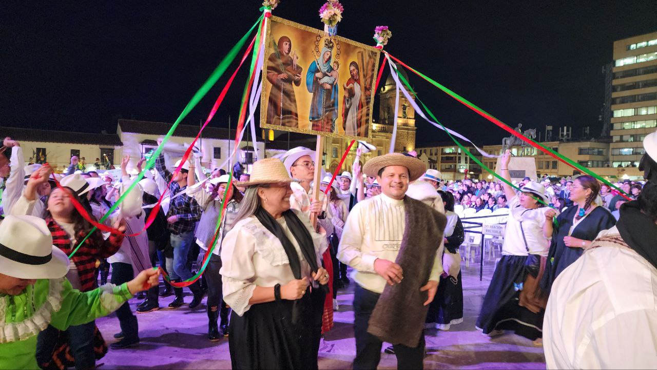 Fiestas religiosas, romerías y tradiciones también fueron adaptadas por las mismas dependencias del gobierno departamental enel desfile. Foto: Tuiteros Boyacá.