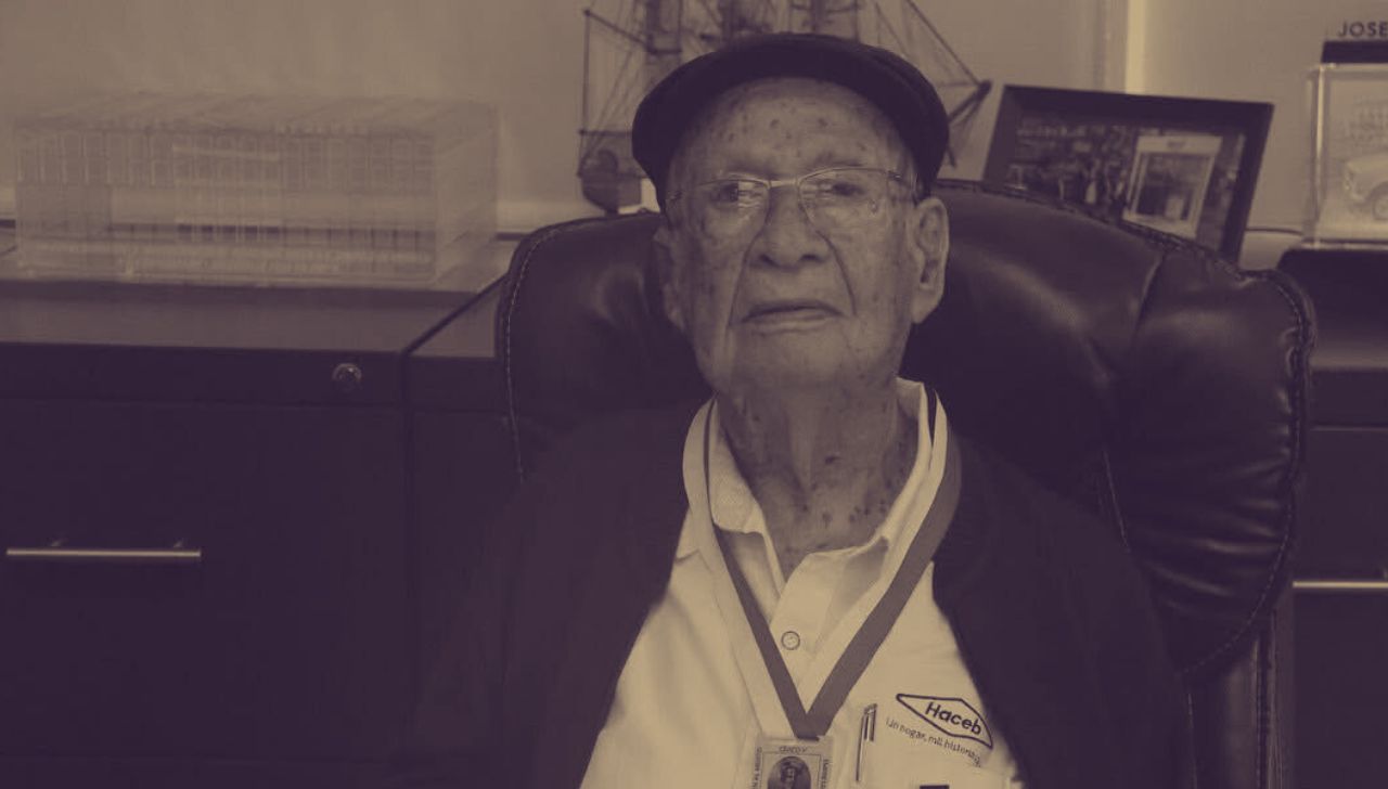 José María Acevedo Alzate, fundador de Industrias Haceb, en una de sus visitas a la planta de Copacabana. Foto: Cortesía / Haceb.