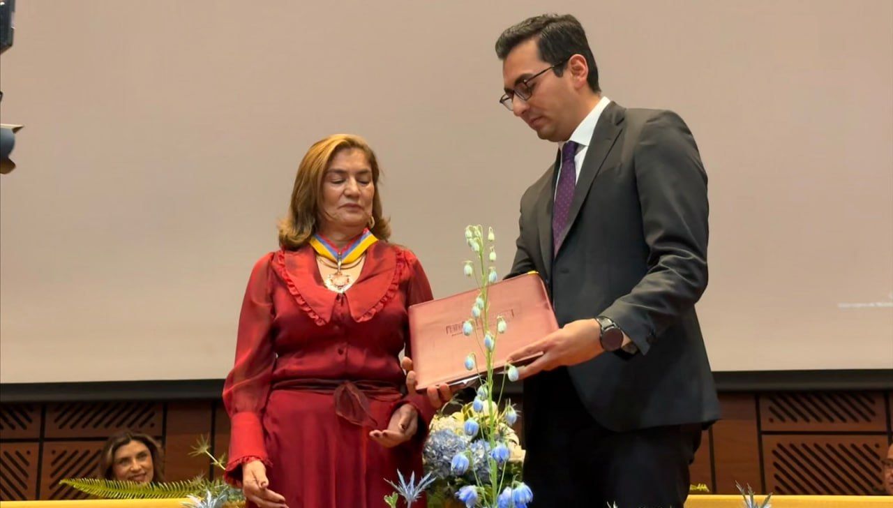 La rectora del Colegio Nacionalizado de la Presentación Azucena Patiño, agradeció al representante Héctor David Chaparro por la gestión para la entrega de los computadores. Foto: Colegio La Presentación.
