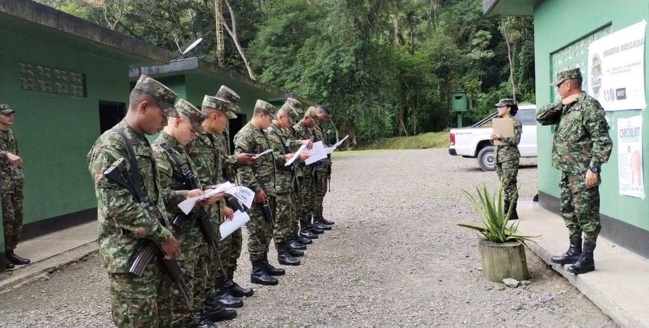El Correo de la Gratitud no solo entregó cartas en esta Navidad, sino que sembró compañía a los soldados que a diario cuidan, en este caso de los habitantes del territorio boyacense. Foto: Suministrada a Tuiteros Boyacá.