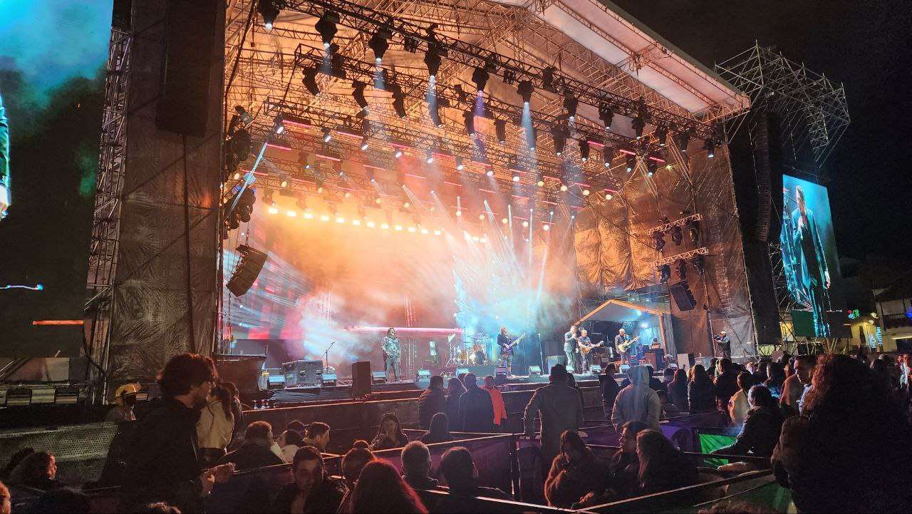 Este miércoles los encargados de abrir el telón de los conciertos fueron Dr. Alban, Ace of Base y Elefante, artistas que lograron una conexión inmediata con el público. Foto: Tuiteros Boyacá.