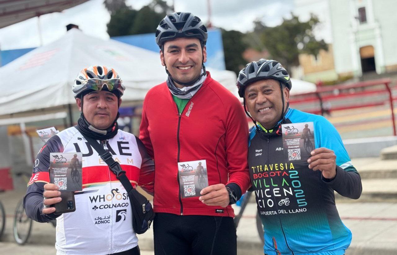 Hector David Chaparro y ciclistas