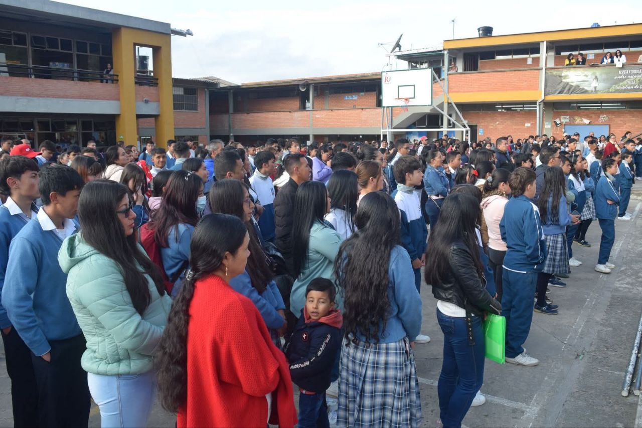 Estudiantes entrando a estudiar