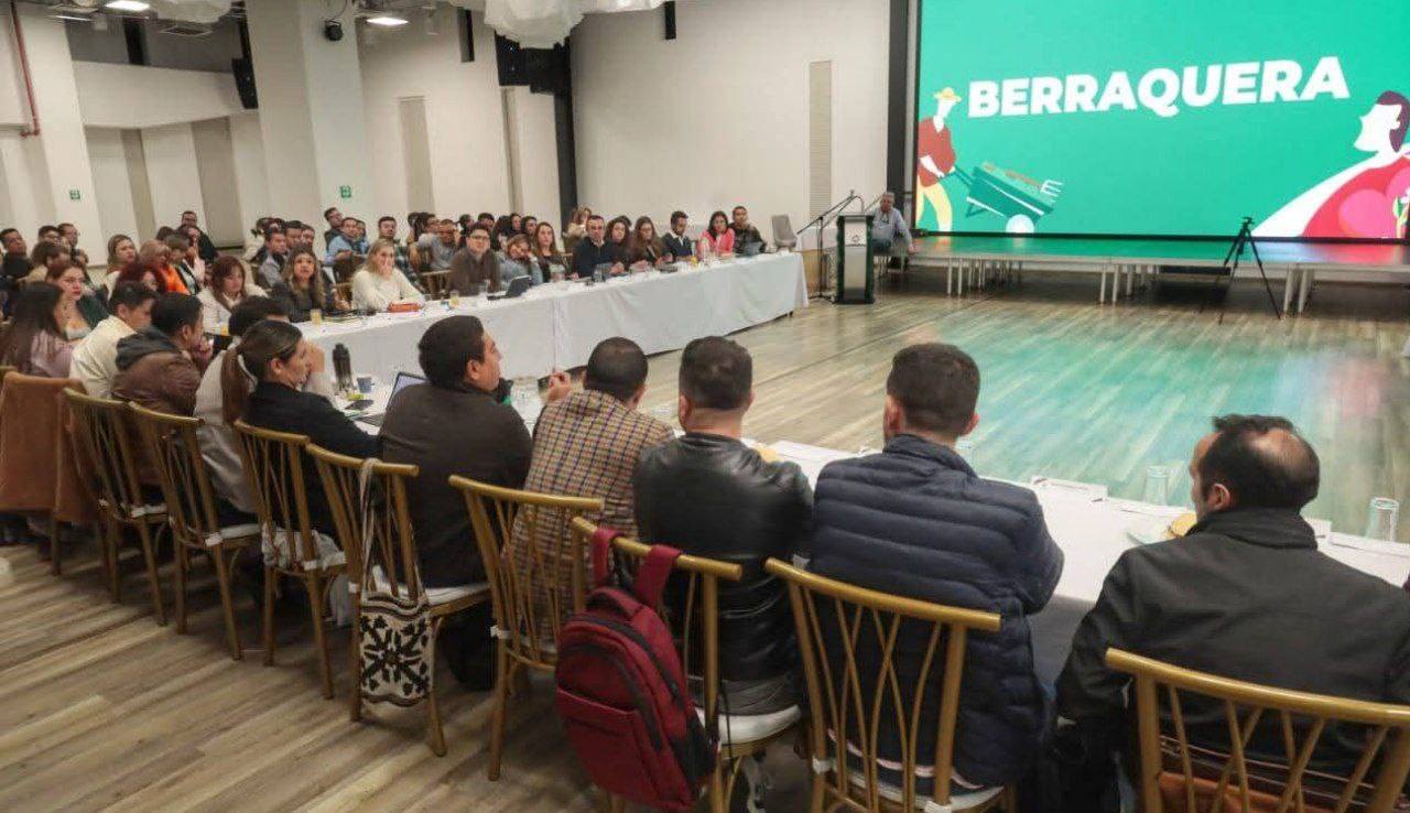 El mandatario de los boyacenses, tomó juramento esta semana a un nuevo grupo de funcionarios. Foto: Prensa Gobernación de Boyacá.