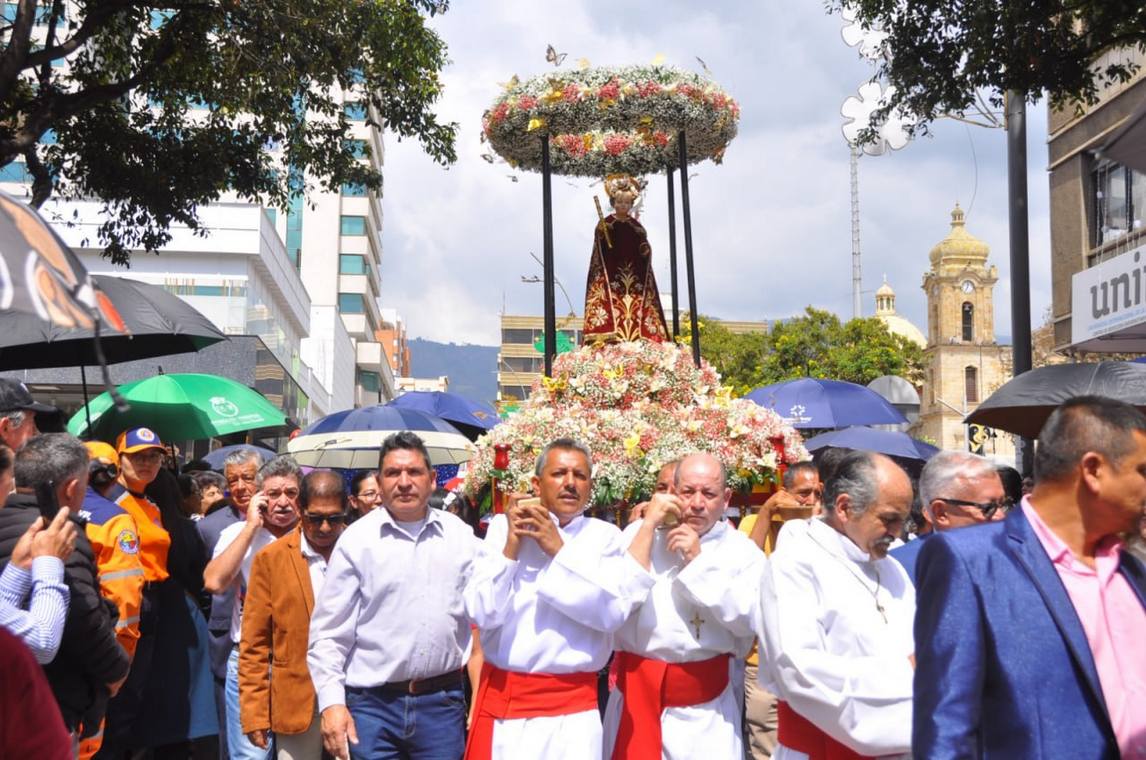 Es tan multitudinaria la tradicional eucaristía en honor al Divino Niño de Duitama que cada año, desde 1966 se celebra en la Plaza de Los Libertadores. Foto: Gerson Flórez/Tuiteros Boyacá.