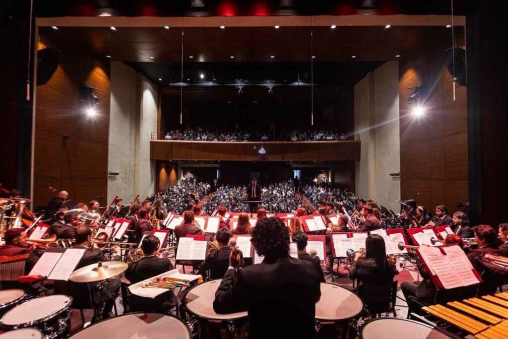 En el Teatro Bicentenario, en el marco de la Plaza de Bolívar de Tunja, la Sinfónica Nacional dará su concierto por la solidaridad. Foto: Ministerio de Cultura.