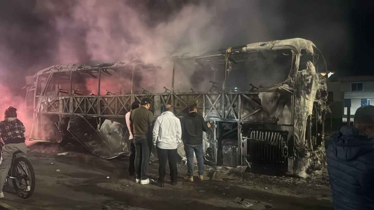 Un bus de la empresa Cootransbol, servicio Concorde, que cubría la ruta Bogotá – Cúcuta, se incendió esta noche a la entrada de Santa Rosa de Viterbo, dejando pérdidas materiales. Foto: Suministrada a Tuiteros Boyacá.