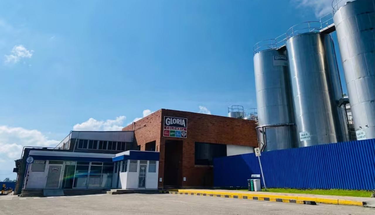 La planta de procesamiento de la multinacional peruana en Cundinamarca cesó operaciones para sus líneas de leche líquida, lo que implica la desaparición de marcas tradicionales como Algarra y Lechesan en el mercado colombiano.