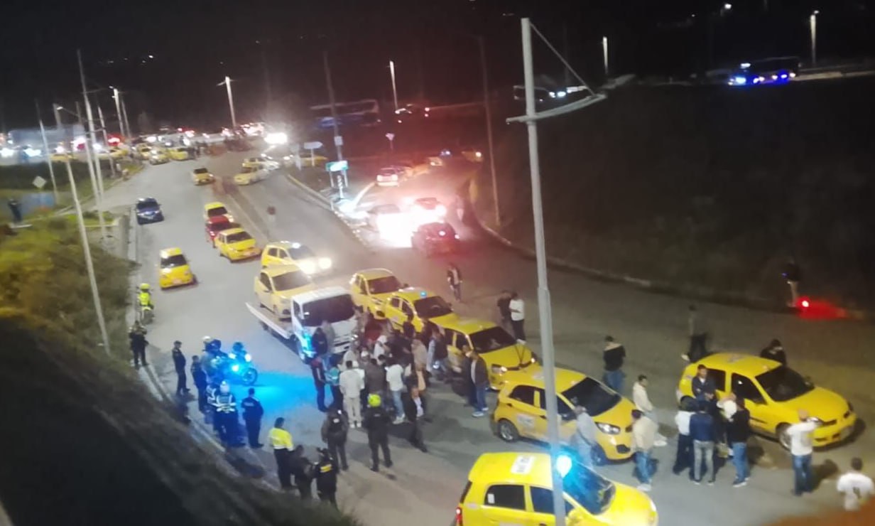 Un grupo de taxistas decidió bloquear la glorieta San Luis, cerca de la terminal de transportes de Tunja para impedir un procedimiento de inmovilización de dos de esos carros. Foto: Archivo particular.