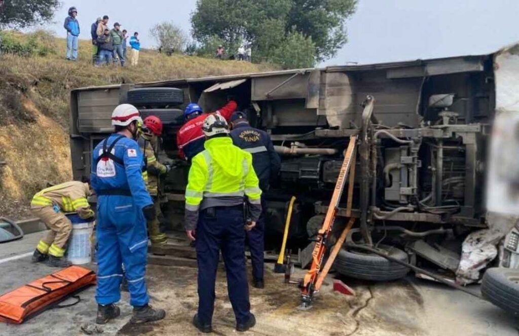 Sobre las 6:35 de esta mañana, una buseta resultó accidentada este Miércoles Santo en la salida de Tunja a Villa de Leyva. Foto: Cruz Roja.