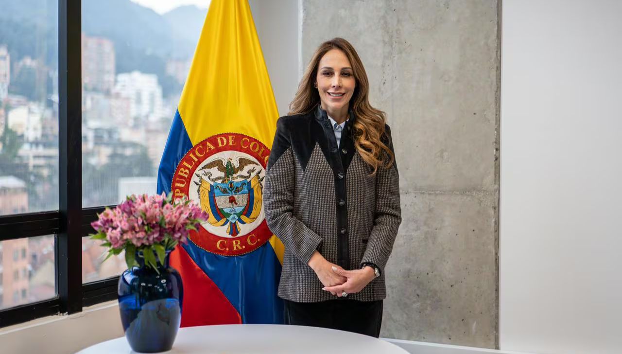 Paola Vélez Marroquín, nueva comisionada de la CRC, durante su acto de posesión este lunes en Bogotá. La funcionaria liderará políticas de protección al usuario y competencia de mercados. Foto: Prensa CRC