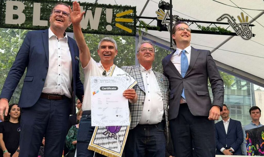 El alcalde Wilson Castiblanco, celebra con la Banda Sinfónica de Samacá, campeona en Países Bajos
