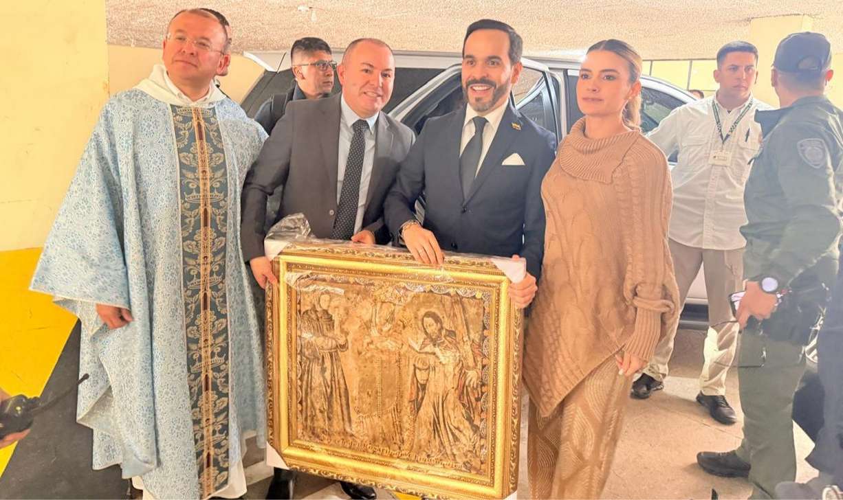 El alcalde de Chiquinquirá, Jefferson Caro, le entregó una réplica del lienzo sagrado de Nuestra Señora del Rosario al presidente electo, Abelardo De La Espriella y su esposa Ana Lucía Pineda Aruachán.