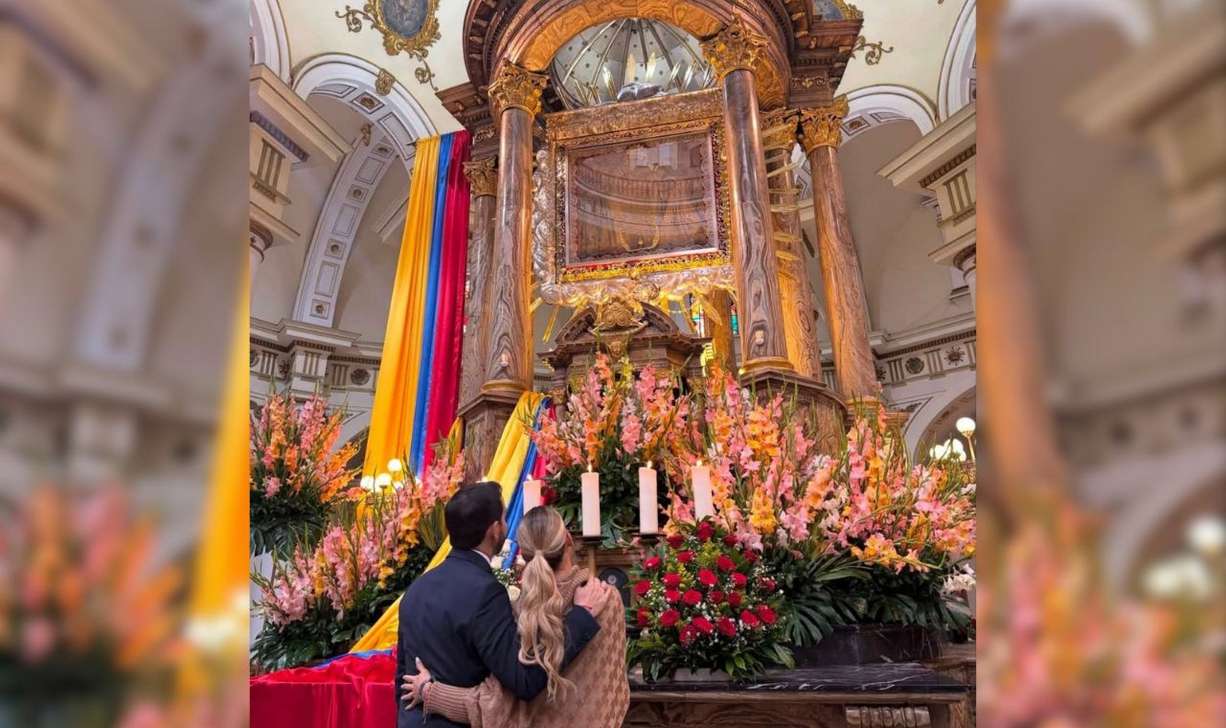 El presidente electo, Abelardo De La Espriella y su esposa, tuvieron un momento privado frente al cuadro sagrado en la basílica de la Virgen de Chiquinquirá.