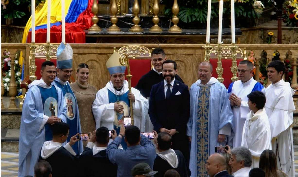 Abelardo De La Espriella cumplió la promesa que no pudo efectuar hace un par de semanas para agradecer a la Virgen de Chiquinquirá por su triunfo en las urnas, y de paso encomendarle el país.