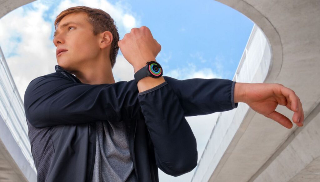 Motorola y Polar se alían para transformar el monitoreo de salud en el mercado de relojes inteligentes 1 Deportista estirando al aire libre usando el nuevo reloj inteligente Moto Watch.