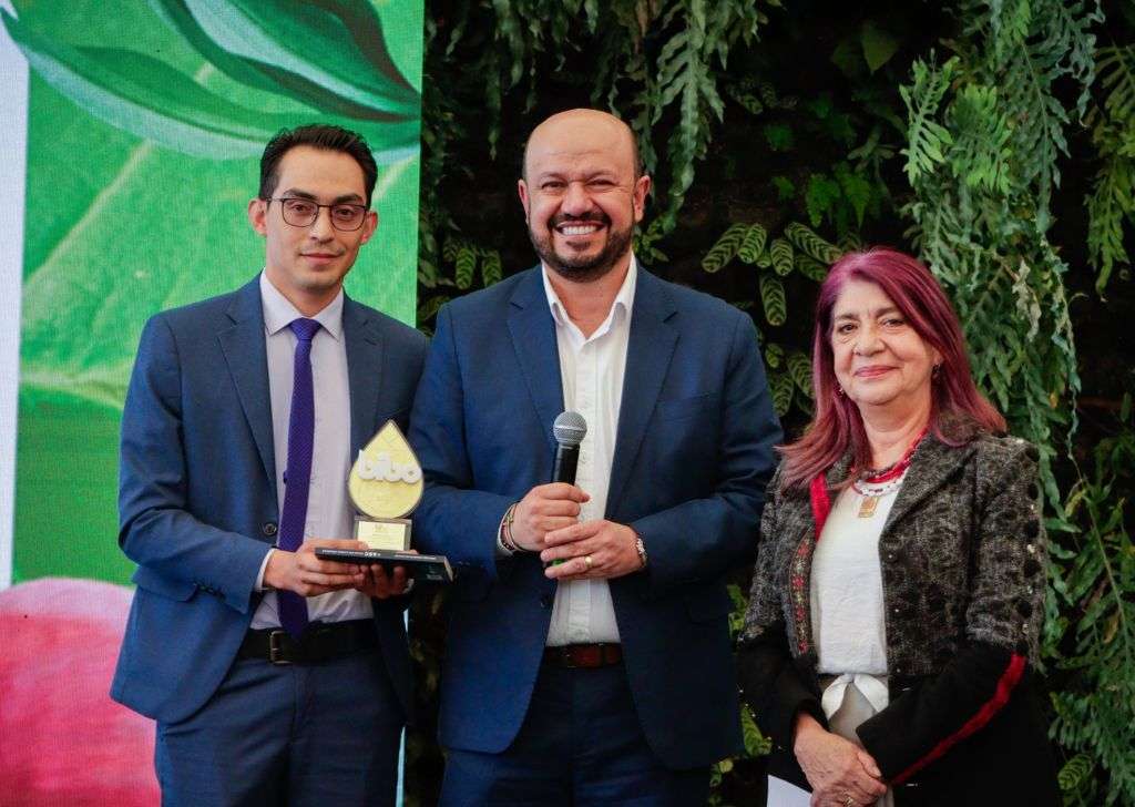 Alcalde Germán Ricardo Camacho y el gerente Yeison Torres premio Bibo para Red Vital Paipa 