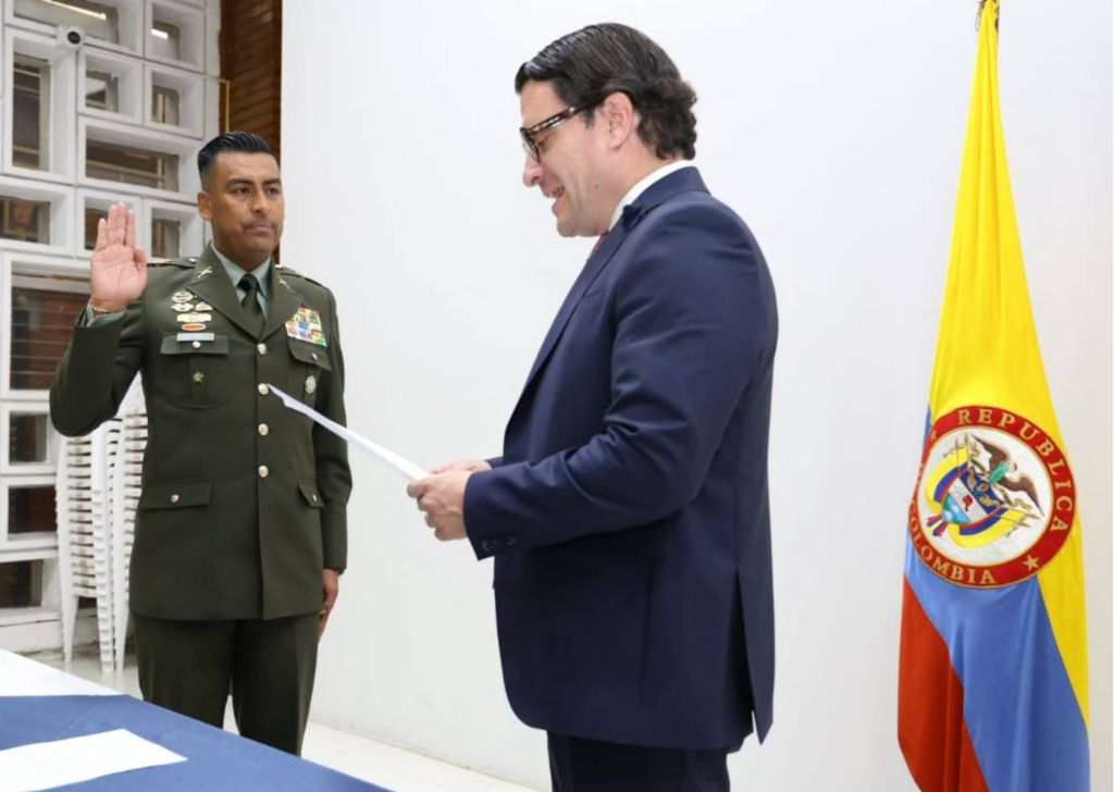Daniel Gutiérrez, director del Inpec que nació en Sogamoso y acaba de ser ratificado por el gobierno de De La Espriella en el cargo 2 coronel Daniel Gutiérrez, director del Inpec con el ministro Cancino