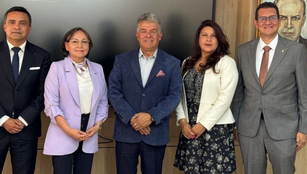 El rector Enrique Vera López (centro) oficializa la posesión de la nueva vicerrectora Administrativa y Financiera, Patricia Carolina Barreto Bernal, y el director de Planeación, Jorge Enrique Romero Muñoz, junto a otros miembros del equipo institucional.
