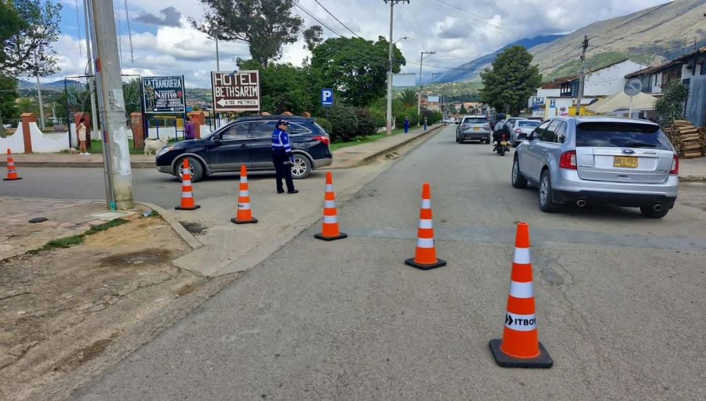 Como parte del PMT, la vía Sáchica – Villa de Leyva tendrá las siguientes restricciones de circulación:• Viernes 14 de agosto: sentido único de ingreso hacia Villa de Leyva, de 2:00 p.m. a 7:00 p.m.
• Sábado 15 de agosto: sentido único de ingreso hacia Villa de Leyva, de 10:00 a.m. a 6:00 p.m.
• Lunes 17 de agosto: sentido único de salida desde Villa de Leyva hacia Sáchica, de 10:00 a.m. a 12:00 m. Foto: Prensa ITBOY