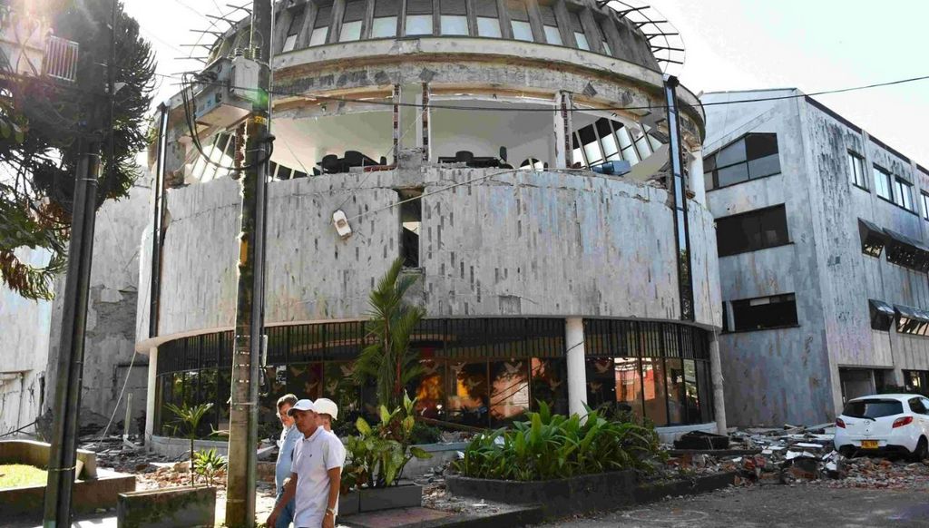 Colombia enfrenta las consecuencias del terremoto más desastroso de su historia. Más de 180 fallecidos y 1300 heridos 3 Así quedó la sede de la Universidad Libre de Pereira, una de las construcciones más afectadas. Foto: Archivo Particular