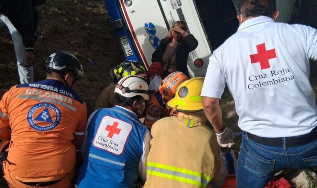 Accidente buseta Duitama Defensa Civil, Cruz Roja y Bomberos 