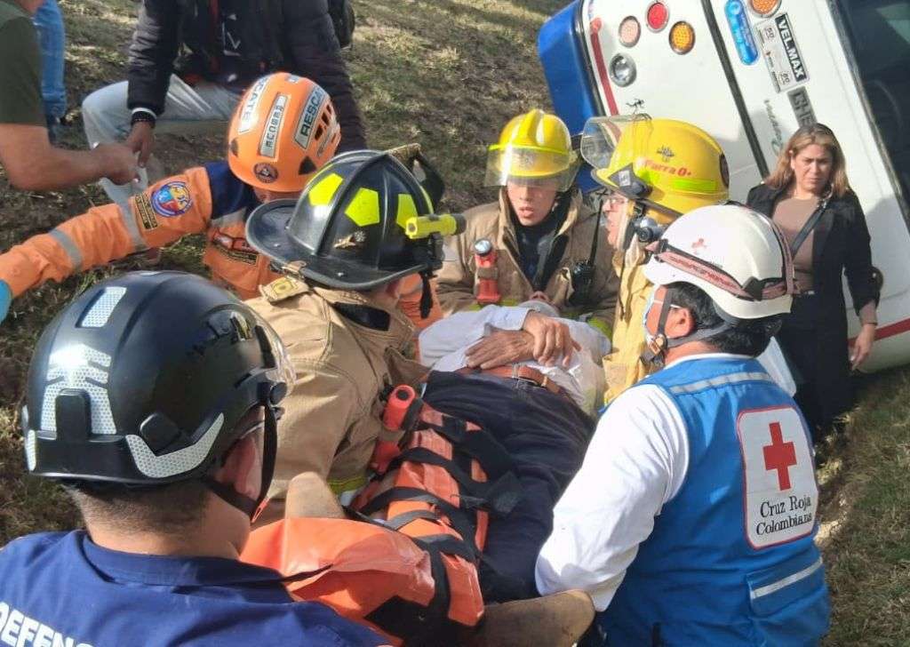 Accidente buseta Duitama Defensa Civil, Cruz Roja y Bomberos