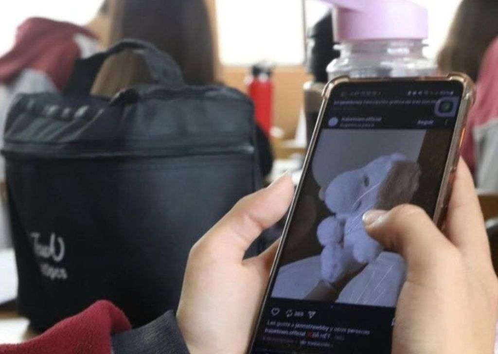 Estudiantes uso celulares en clase colegios 1