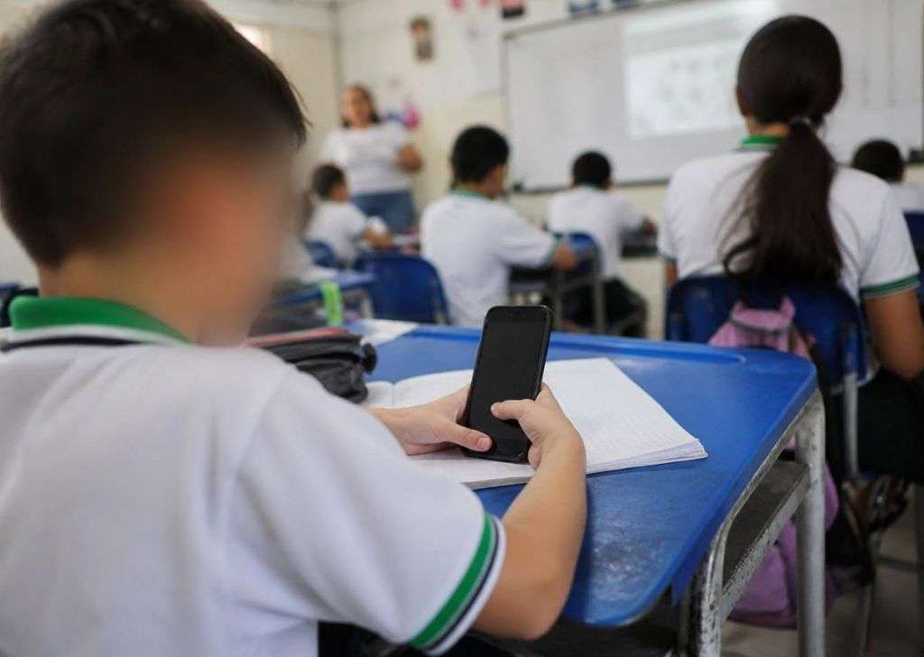 Estudiantes uso celulares en clase colegios