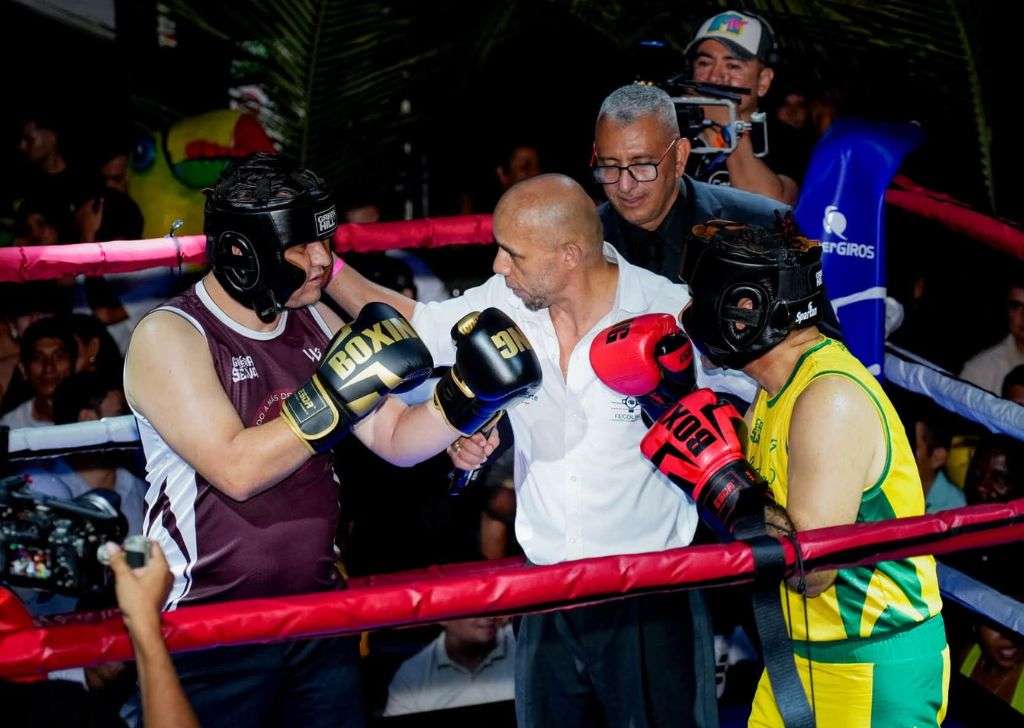 Francisco Ruíz, gobernador de Caquetá, y alcalde de Florencia, Marlon Monsalve, en exhibición de boxeo