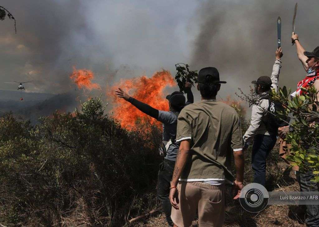 Con seis helicópteros le harán frente hoy al grave incendio en Villa de Leyva y Chíquiza que ya ha consumido más de 1.350 hectáreas de vegetación 1 Incendio Villa de Leyva atención helicóptero