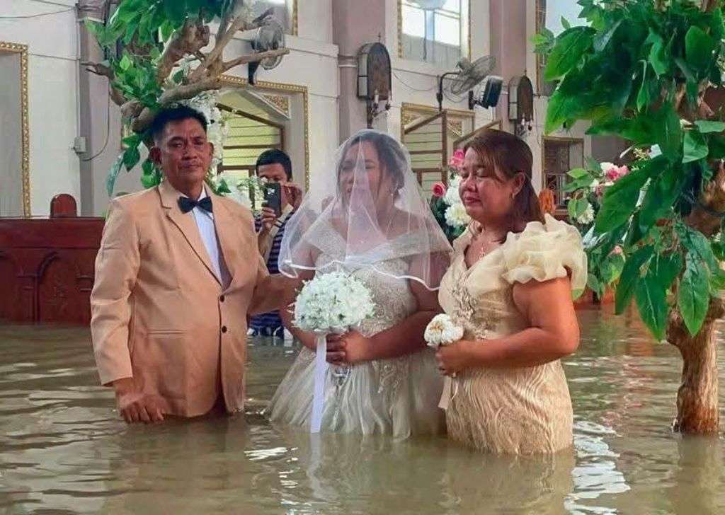 Matrimonio en iglesia inundada en Filipinas